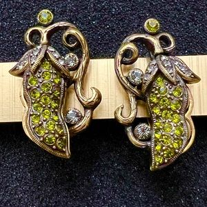 Heidi Daus vintage “ Peas Please “ clip on earrings